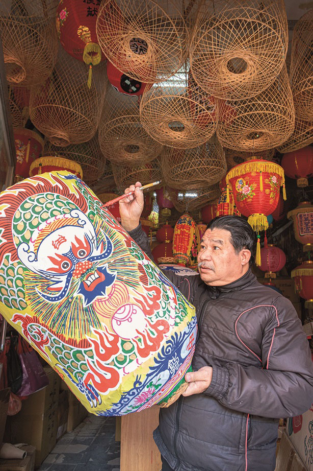 An artisan adds the final touches to a traditional lantern. (Chen Mei-ling)
