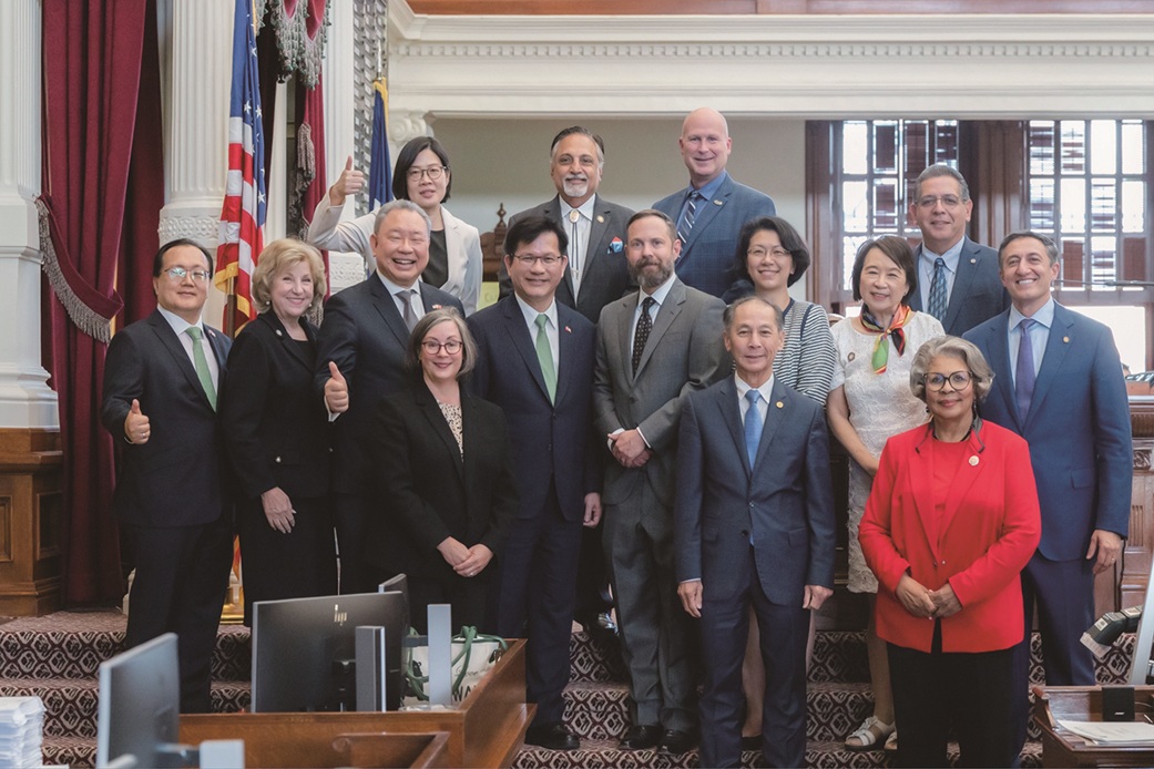Foreign Minister Lin Chia-lung (center
left) visits the Texas House of
Representatives May 8 in the state
capital of Austin. (Courtesy of MOFA)