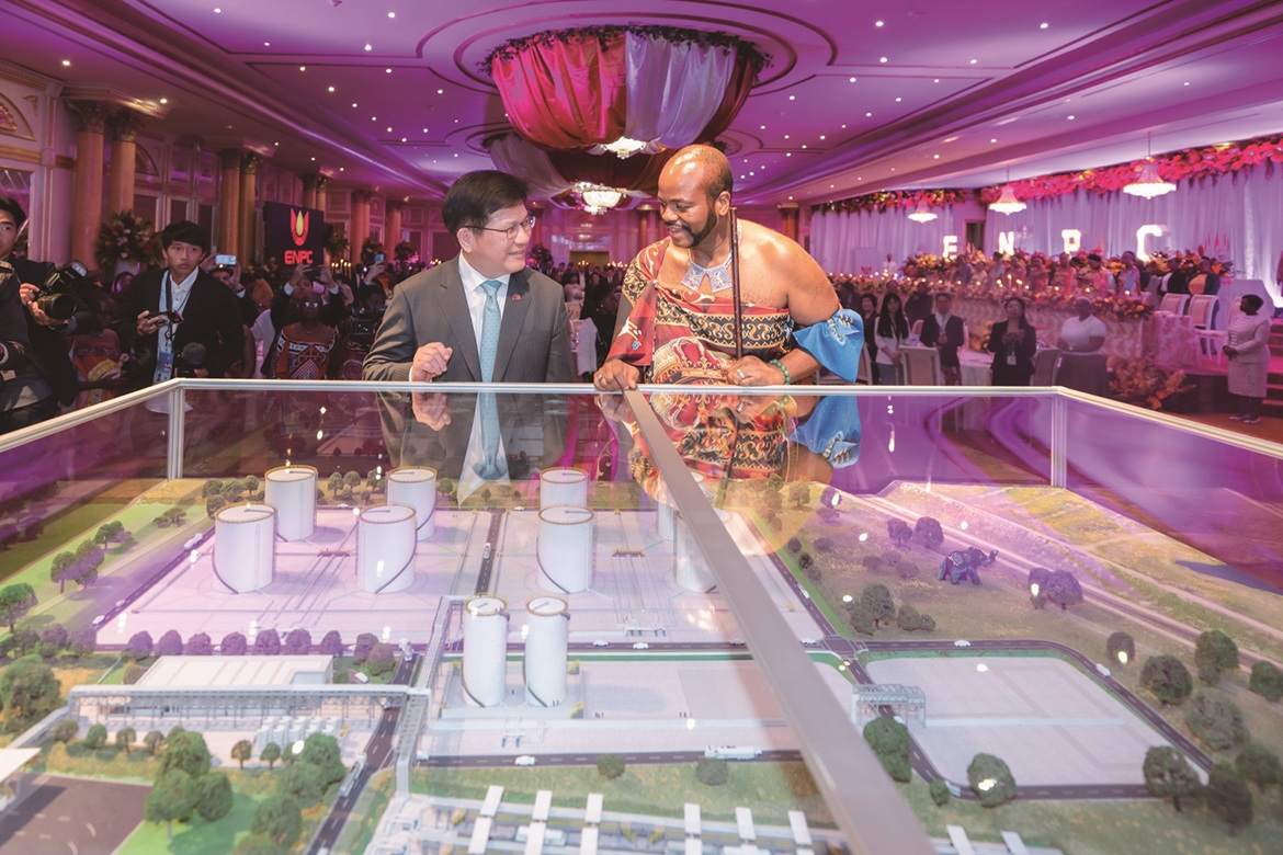 Foreign Minister Lin Chia-lung (left)
meets with King Mswati III of Eswatini
in April in Mbabane, the African ally’s
capital. (Courtesy of MOFA)