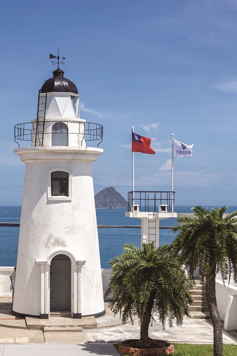 Keelung Lighthouse, built on the western headland of the harbor mouth in 1899, offers visitors spectacular views of the port and ocean.
