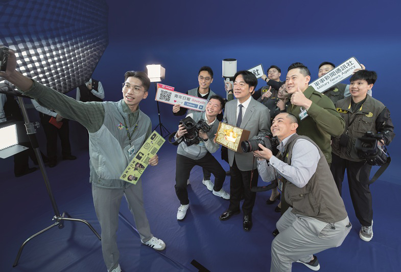 President Lai Ching-te (front,second right) poses for a selfie with staff from two local news agencies. (Courtesy of PO)