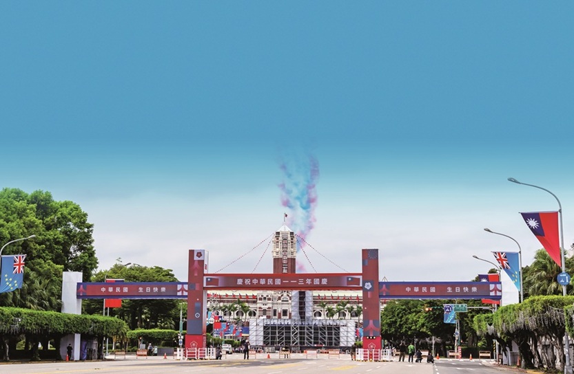 The ROC Taiwan Air Force Thunder
Tigers Aerobatics Team flies over
the Presidential Office Oct. 10 in
celebration of the country’s 113th
National Day. (Chin Hung-hao)