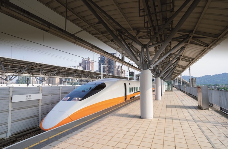 High speed and traditional rail lines are linked in locations such as Hsinchu County, where the networks share the same station.(Chin Hung-hao)