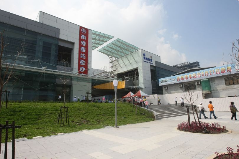 南港漢來捷運幾號出口？