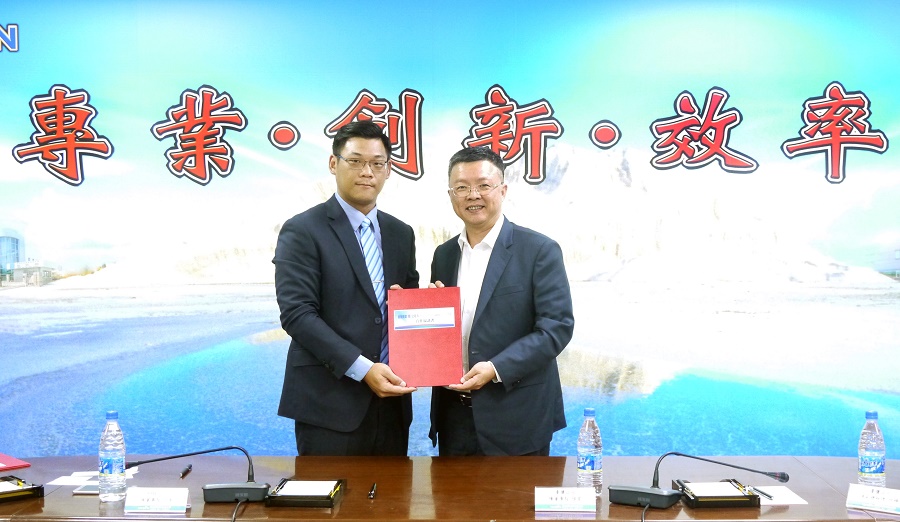 New Southbound Policy。Taiyen Chairman Chen Chi-yu (right) and the president of Thai cosmetics and health foods company SaveMor International display a cooperation agreement Nov. 3 in southern Taiwan’s Tainan City. (Courtesy of Taiyen)