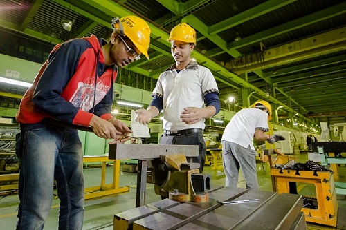 New Southbound Policy。Indian students from Wu Feng University intern at a machine tool factory operated by Far East Machinery Co. in southern Taiwan’s Chiayi County.
(Staff photo/Chin Hung-hao)