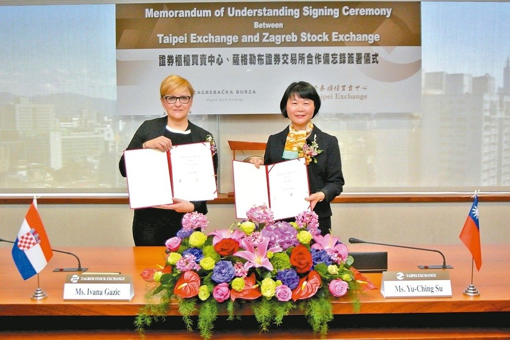 New Southbound Policy。Taipei Exchange CEO and Managing Director Su Yu-ching (right) and Ivana Gazic, president of the board of Zagreb Stock Exchange, display an agreement on strengthening securities market cooperation between Taiwan and Croatia Feb. 15 in Taipei City. (UDN)