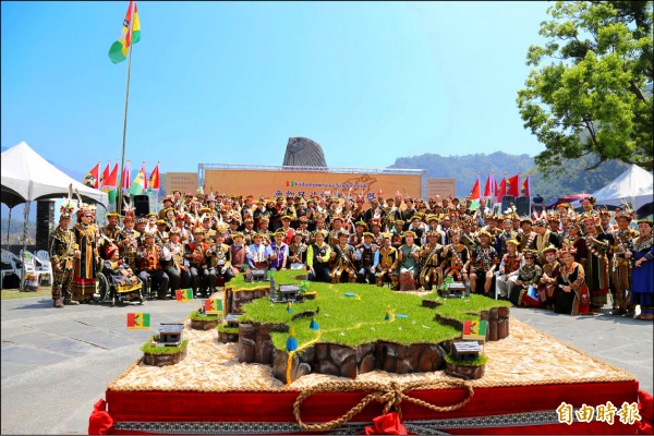New Southbound Policy。Representatives and leaders from all 16 Rukai communities attend the launch of the Rukai tribal assembly April 3 in southern Taiwan’s Pingtung County. (Liberty Times)