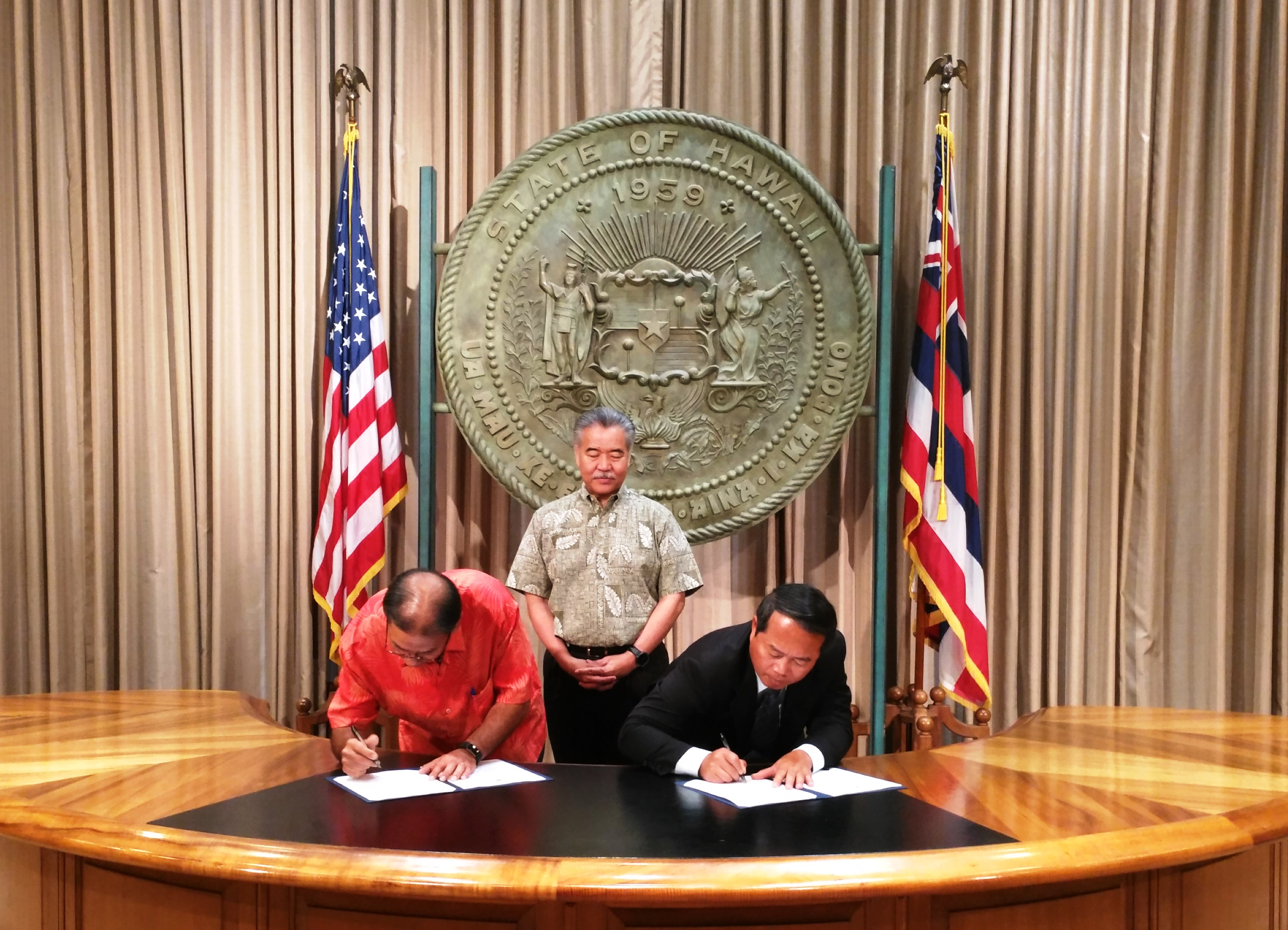 New Southbound Policy。Taipei Economic and Cultural Office in Honolulu Director-General Chow Minn-gan (right) and State of Hawaii Department of Transportation Director Ford Fuchigami sign a reciprocal driver’s license agreement April 5 in Hawaii. (Courtesy of Taipei Economic and Cultural Office in Honolulu)