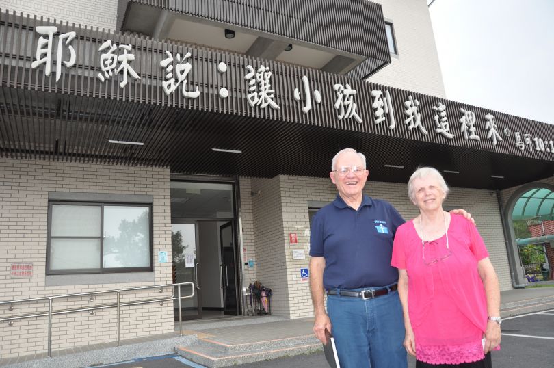 米牧師、史可堯（Skiles Ted Burdett）夫妻が帰化 Taiwan Today