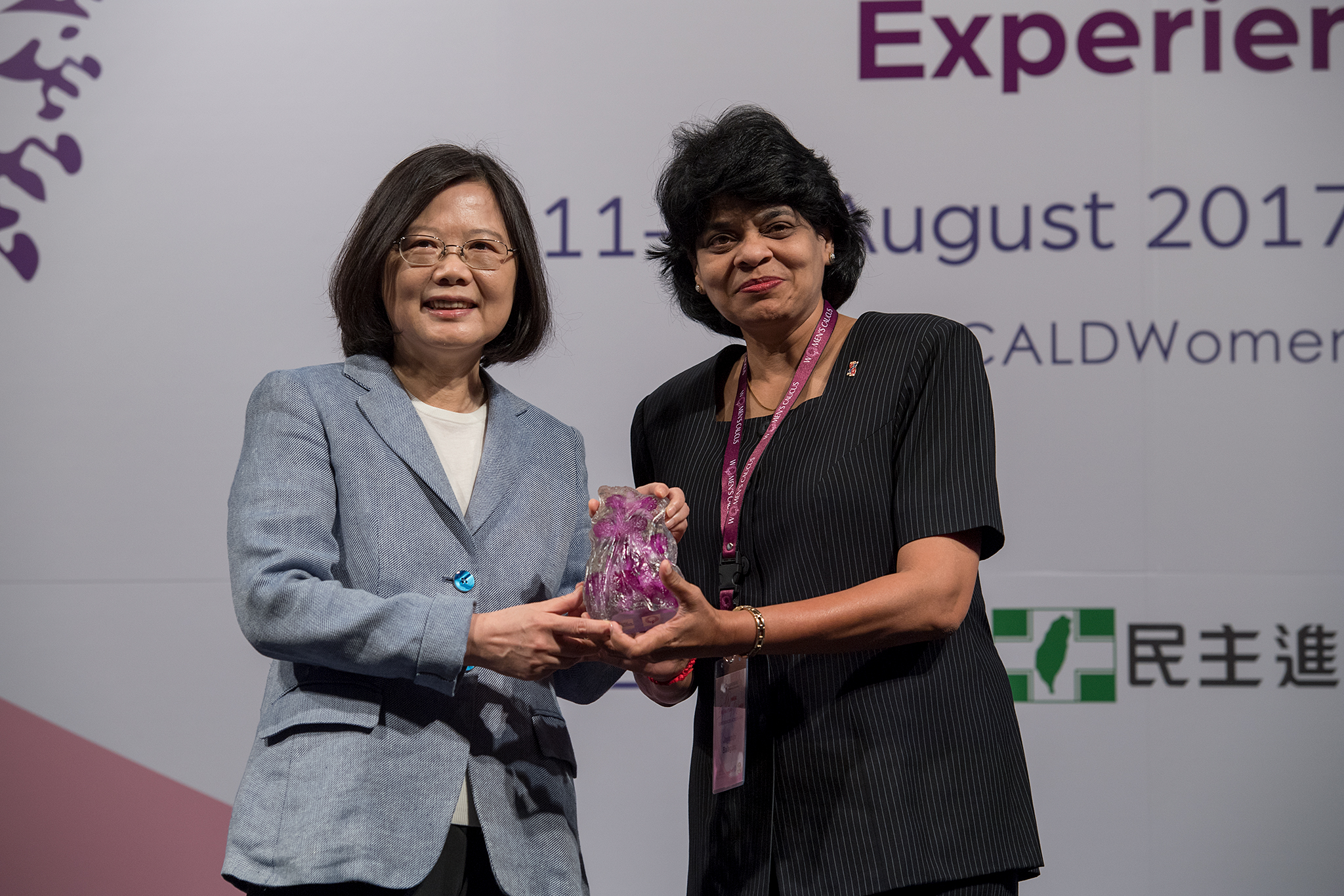 New Southbound Policy。President Tsai Ing-wen (left) receives a gift from CALD Women’s Caucus Chair Jayanthi Devi Balaguru at the opening of the four-day CALD Women’s Caucus Conference Aug. 11 in Taipei City. (Courtesy of Office of the President)