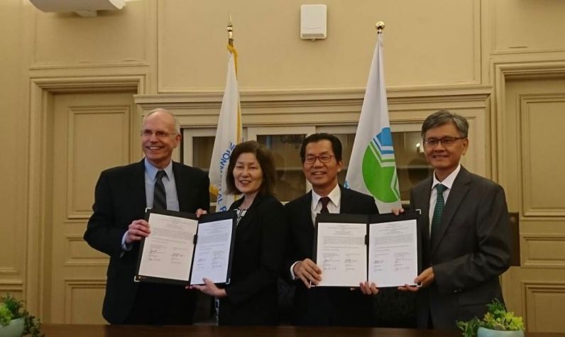 New Southbound Policy。EPA Minister Lee Ying-yuan (third left) and TECRO Deputy Representative James Kuang-jang Lee (right) are joined by AIT Managing Director John Norris (left) and Jane Nishida, acting assistant administrator for International and Tribal Affairs with the U.S. EPA, in displaying the bilateral agreement on environmental protection technical cooperation Sept. 19 in Washington. (Courtesy of EPA)