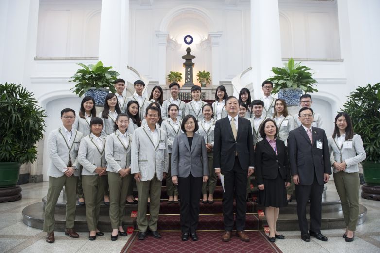 New Southbound Policy。President Tsai Ing-wen (front, center), MOFA Deputy Minister François Chih-chung Wu (front, fourth right) and International Youth Ambassador Exchange Program officials and participants are all smiles Sept. 20 at the Office of the President in Taipei City. (Courtesy of Office of the President)