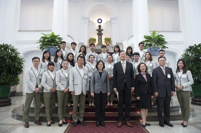 Tsai lauds youth ambassadors for boosting exchanges with South, SE Asia Photos - New Southbound Policy