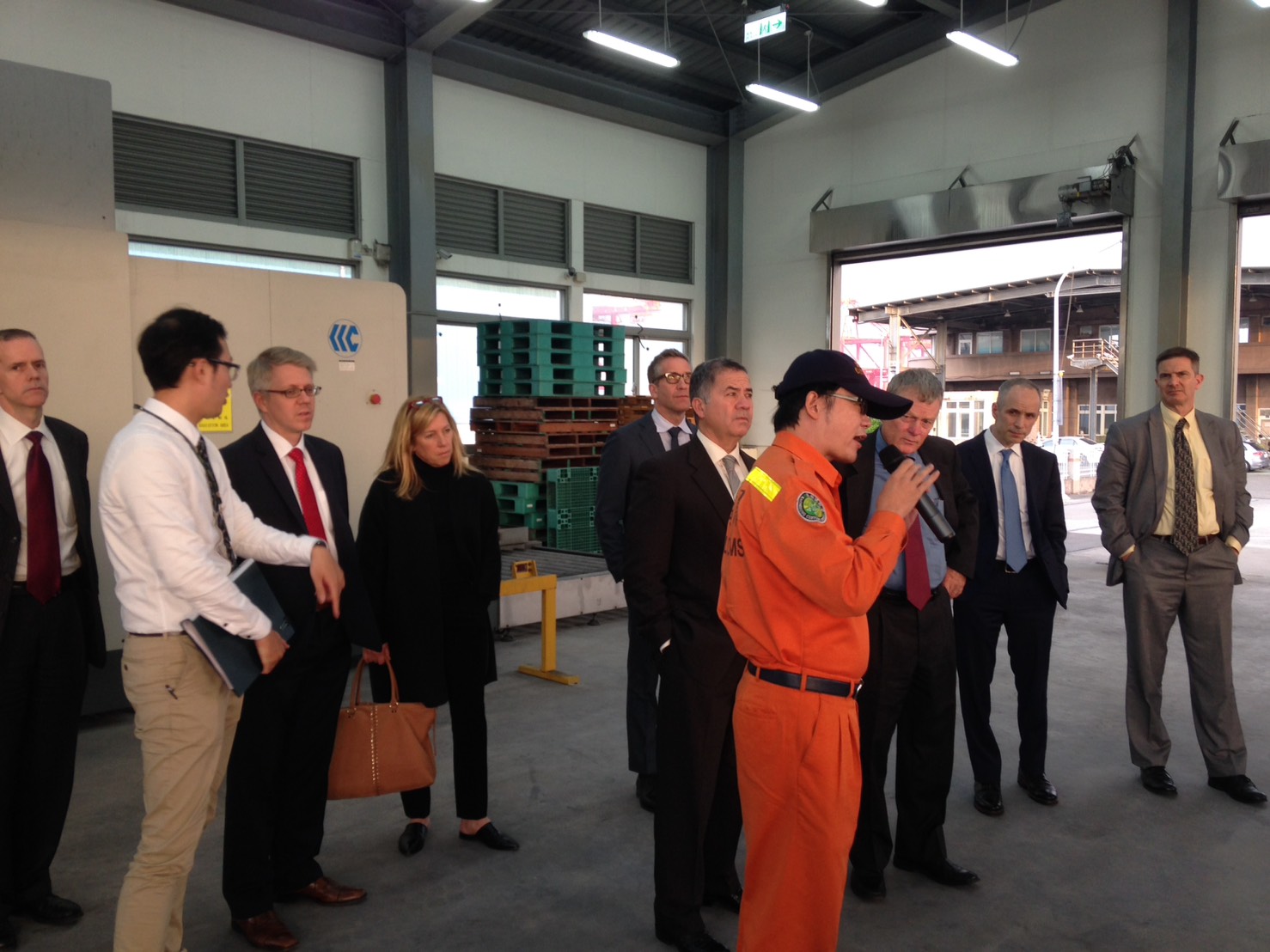 New Southbound Policy。U.S. experts in anti-terrorism, border security and fraud prevention listen to a briefing from a local official at an inspection station in the Port of Kaohsiung Dec. 14 in southern Taiwan. (Courtesy of MOF)
