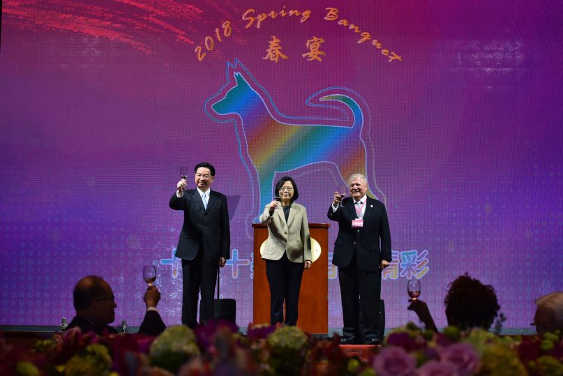 New Southbound Policy。President Tsai Ing-wen (center), Foreign Minister Jaushieh Joseph Wu (left) and Nicaraguan Ambassador to the ROC William Manuel Tapia Aleman propose a toast during the MOFA Spring Banquet Feb. 27 in Taipei City. (Courtesy of Office of the President)