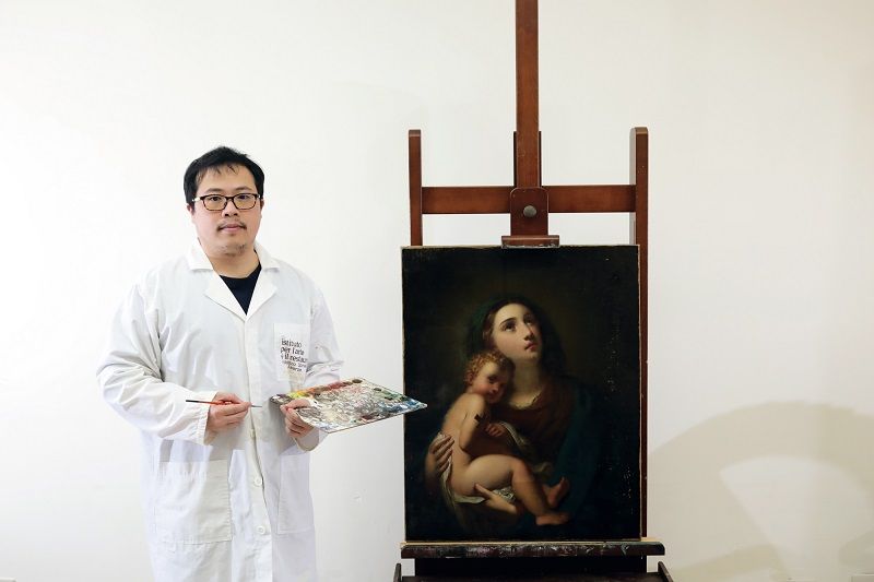 Emergency Care for Ailing Art Oil Painting Conservator ── Lai Chih Hao Emergency Care for Ailing Art Oil Painting Conservator ── Lai Chih Hao Photos - New Southbound Policy