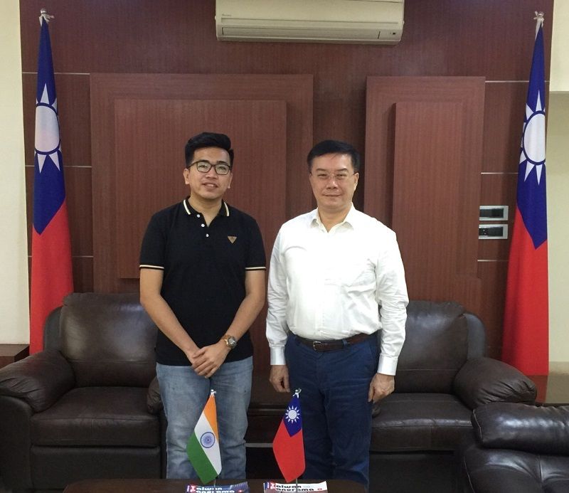 獲頒臺灣獎學金、即將前往臺灣就讀碩士班的清奈SRM大學畢業生Steven Wang拜會駐清奈辦事處李朝成處長 獲頒臺灣獎學金、即將前往臺灣就讀碩士班的清奈SRM大學畢業生Steven Wang拜會駐清奈辦事處李朝成處長圖片 - 新南向政策