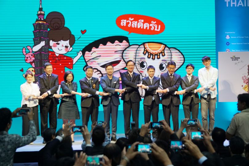 New Southbound Policy。BOFT Deputy Director General Lee Guann-jyh (third right), TAITRA Chairman James C. F. Huang (fifth left) and other participants join hands at the opening of Taiwan Expo 2018 Aug. 30 in Bangkok. (CNA)