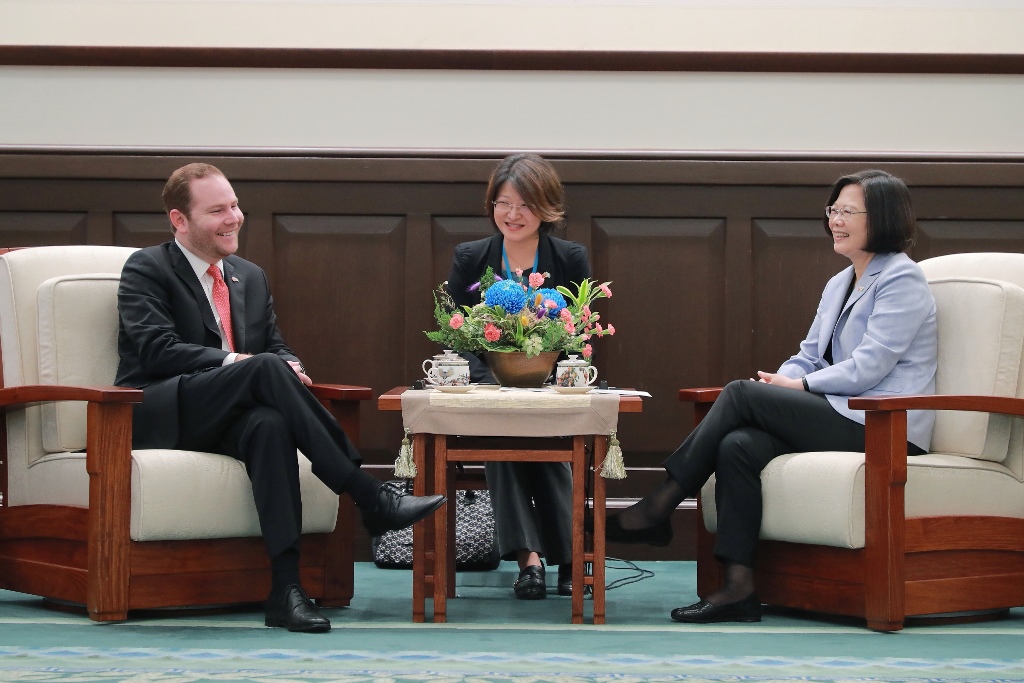 New Southbound Policy。President Tsai Ing-wen (right) discusses bilateral relations with Guatemala Congress President Alvaro Arzu Escobar at the Office of the President Sept. 5 in Taipei City. (MOFA)