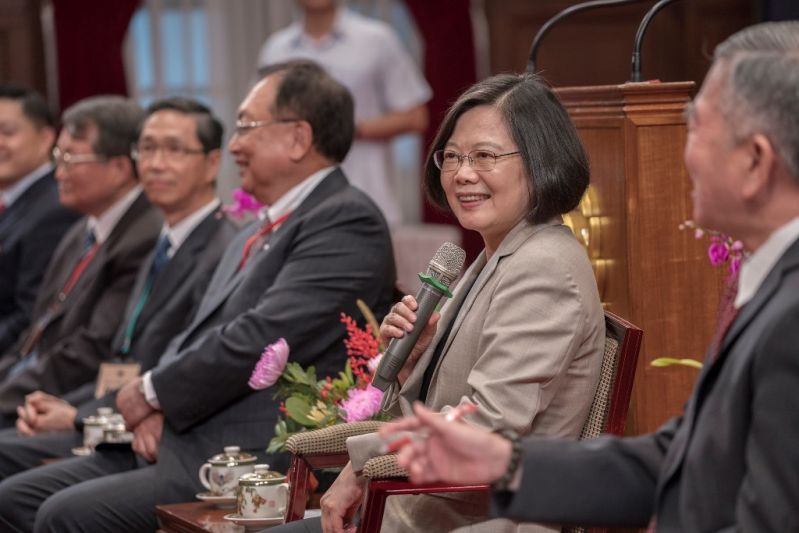 New Southbound Policy。President Tsai Ing-wen (second right) discusses government efforts in support of Taiwan’s SMEs at the Office of the President Sept. 10 in Taipei City. (Courtesy of Office of the President)