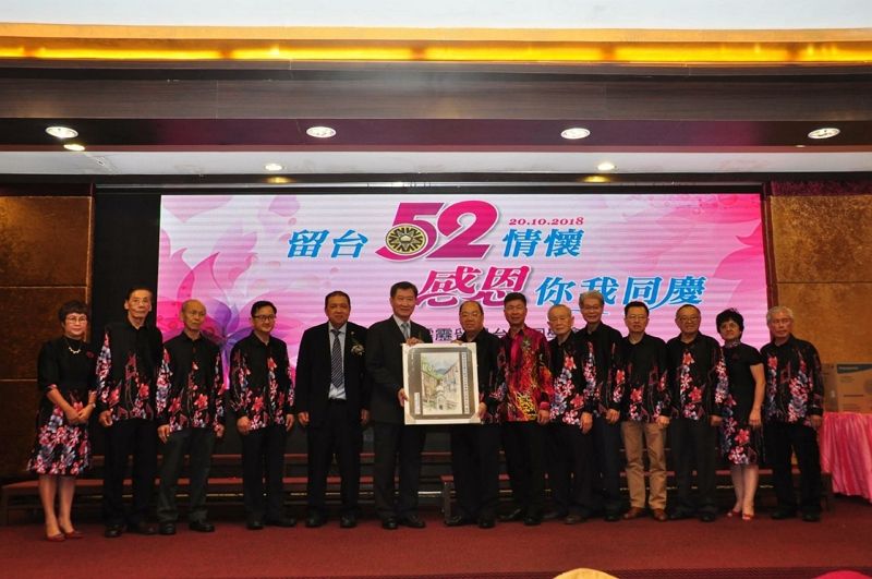 尹公使新垣參加霹靂留臺同學會舉辦「52週年文華之夜」晚宴 尹公使新垣參加霹靂留臺同學會舉辦「52週年文華之夜」晚宴圖片 - 新南向政策