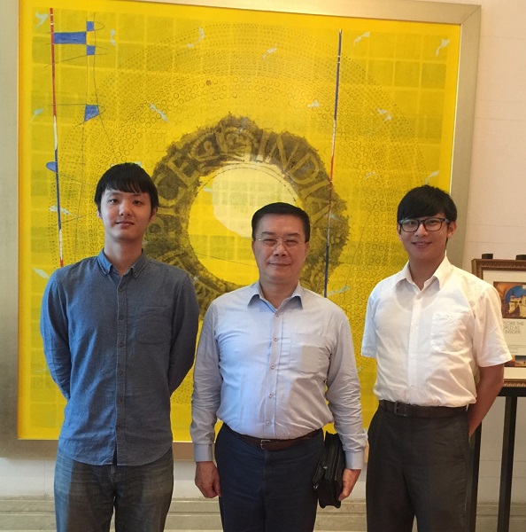 淡江大學機械工程研究所前來印度清奈維爾科技大學研究的碩士交換生王偉丞與任治宇向駐清奈辦事處李朝成處長辭行 淡江大學機械工程研究所前來印度清奈維爾科技大學研究的碩士交換生王偉丞與任治宇向駐清奈辦事處李朝成處長辭行圖片 - 新南向政策