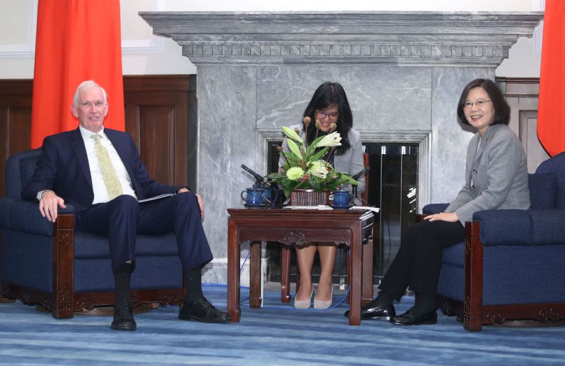 New Southbound Policy。President Tsai Ing-wen (right) and AIT Chairman James F. Moriarty enjoy a lighter moment at the Office of the President Nov. 5 in Taipei City. (CNA)