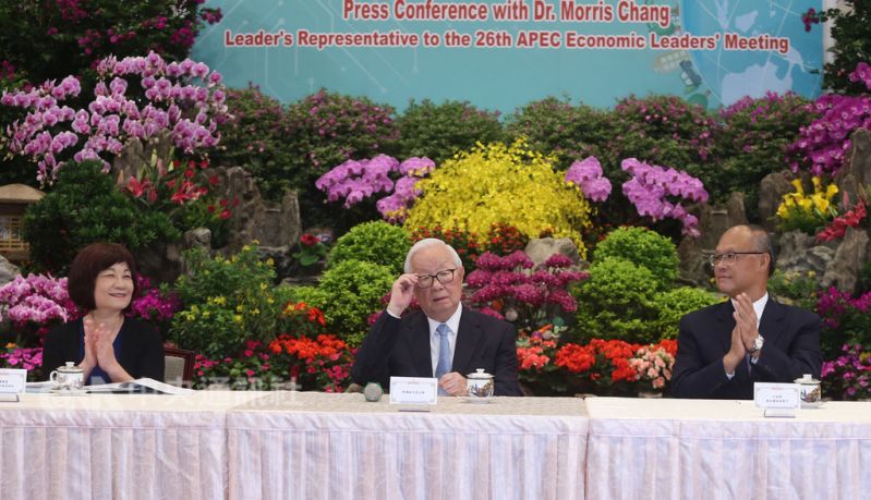 New Southbound Policy。การประชุมสุดยอดผู้นำเอเปคประจำปีนี้ กำหนดจัดขึ้นระหว่างวันที่ 12-18 พ.ย.นี้ ที่ปาปัวนิวกินี  ดร.จางจงโหมว (กลาง) เป็นตัวแทนผู้นำไต้หวันไปร่วมการประชุมครั้งนี้ จัดแถลงข่าวก่อนออกเดินทางร่วมกับนางเฉินเหมยหลิง (ซ้าย) ประธานคณะกรรมการพัฒนาเศรษฐกิจและนายเติ้งเจิ้นจง (ขวา) รัฐมนตรีประจำสภาบริหาร เมื่อวันที่12 พ.ย.
สำนักข่าว CNA  วันที่  12 พ.ย. 61