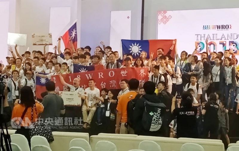 New Southbound Policy。การแข่งขันโอลิมปิกหุ่นยนต์นานาชาติ World Robot Olympiad (WRO) 2018 ที่จังหวัดเชียงใหม่ ประเทศไทย ระหว่าง 16 – 18 พ.ย. 61 ปรากฏว่าทีมตัวแทนจากไต้หวันสามารถคว้ามาได้ทั้งหมด 5 รางวัล แบ่งเป็น 2 เหรียญทอง 2 เหรียญเงิน และ 1 เหรียญทองแดง (ภาพโดย สำนักงานเศรษฐกิจและวัฒนธรรมไทเป ประจำประเทศไทย) สำนักข่าว CNA วันที่ 19 พ.ย. 2561   