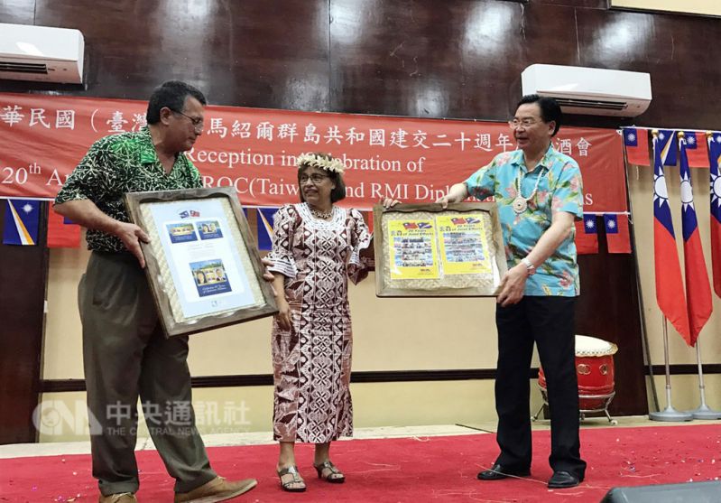 New Southbound Policy。งานฉลองครบรอบ 20 ปี ความสัมพันธ์ระหว่างสาธารณรัฐจีนกับสาธารณรัฐหมู่เกาะมาร์แชลล์จัดขึ้นเมื่อวันที่ 20 พ.ย. ปธน. Hilda C. Heine แห่งสาธารณรัฐหมู่เกาะมาร์แชลล์ (กลาง) เป็นสักขีพยานการแลกเปลี่ยนแสตมป์ที่ระลึกระหว่างนายอู๋เจาเซี่ย (ขวา) และนาย John Silk (ซ้าย) รมว.ต่างประเทศหมู่เกาะมาร์แชลล์ (ภาพโดย ก.ต่างประเทศ)
สำนักข่าว CNA วันที่ 21 พ.ย. 61
