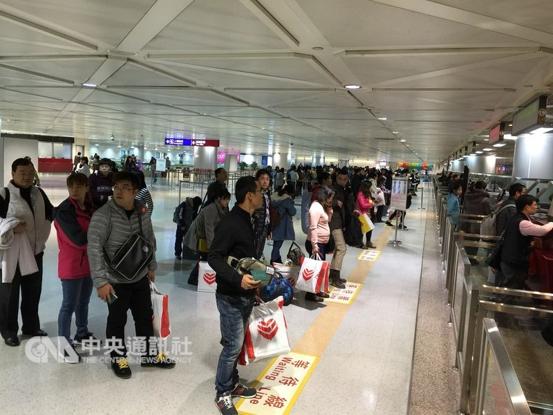 New Southbound Policy。กรมการท่องเที่ยว กระทรวงคมนาคมไต้หวันประกาศว่า นักท่องเที่ยวต่างชาติคนที่ 10 ล้านของปีนี้ เดินทางมาถึงไต้หวันแล้วเมื่อวันที่ 2 ธันวาคมที่ผ่านมา ทำให้ไต้หวันมีนักท่องเที่ยวต่างชาติมาเยือนมากกว่า 10 ล้านคนเป็นปีที่ 4 ติดต่อกัน (ภาพจากคลังภาพของ CNA)