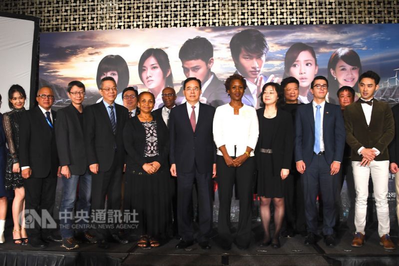 New Southbound Policy。เมื่อวันที่ 4 ธ.ค. ที่ผ่านมา ได้มีการจัดงานแถลงข่าวการนำละครโทรทัศน์ของไต้หวันเรื่อง The New World ไปออกฉายในต่างประเทศ โดยมีการประกาศจัดทำละครโทรทัศน์ในฉบับพากย์เสียงภาษาสเปนและภาษาอังกฤษ เพื่อออกอากาศในประเทศอเมริกากลางและใต้ รวมทั้งประเทศตามนโยบายมุ่งใต้ใหม่ พร้อมหวังว่าละครโทรทัศน์เรื่องนี้จะมีส่วนช่วยในการส่งเสริมภาพลักษณ์ทางศิลปวัฒนธรรมของไต้หวันในเวทีนานาชาติต่อไป
สำนักข่าว CNA วันที่ 4 ธ.ค. 61