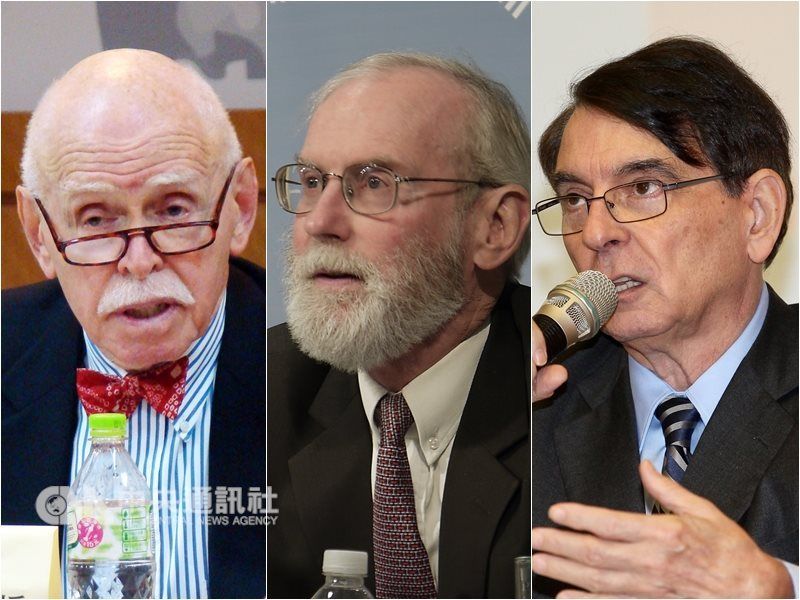 New Southbound Policy。นักวิชาการนานาชาติ อาทิ Jerome Cohen (ซ้าย) Stephen Young (กลาง) William Stanton (ขวา) และอดีตเจ้าหน้าที่รัฐบาลสหรัฐฯ รวม 44 คน ร่วมลงนามในจดหมายเปิดผนึกถึงประชาชนชาวไต้หวัน หวังแจ้งให้ชาวไต้หวันได้รับทราบว่า ในช่วงเวลาสำคัญแห่งประวัติศาสตร์เช่นนี้ ไต้หวันควรสามัคคีกัน (ภาพจากคลังข้อมูลสำนักข่าว CNA)