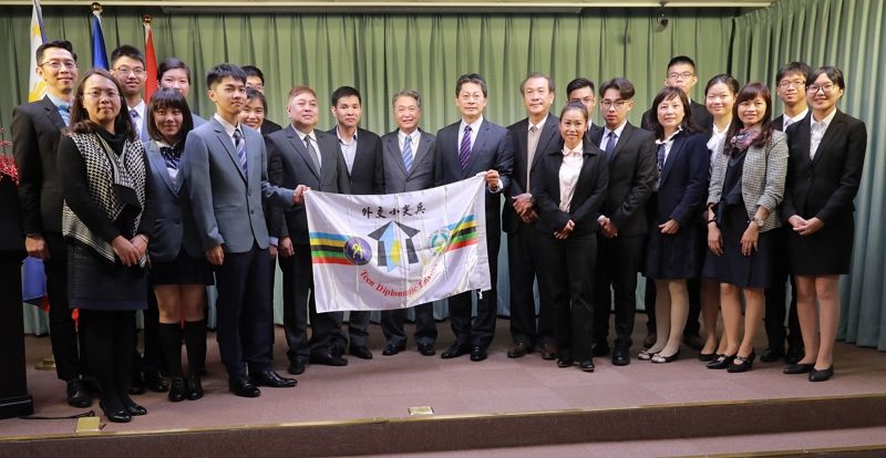 外交部舉行107年度外交小尖兵代表團出訪授旗典禮暨行前記者會 外交部舉行107年度外交小尖兵代表團出訪授旗典禮暨行前記者會圖片 - 新南向政策