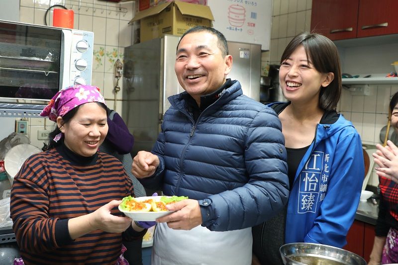 關懷新住民 侯友宜訪視就業成功個案、手做東南亞年菜 祝大家「豬福滿滿」 關懷新住民 侯友宜訪視就業成功個案、手做東南亞年菜 祝大家「豬福滿滿」圖片 - 新南向政策
