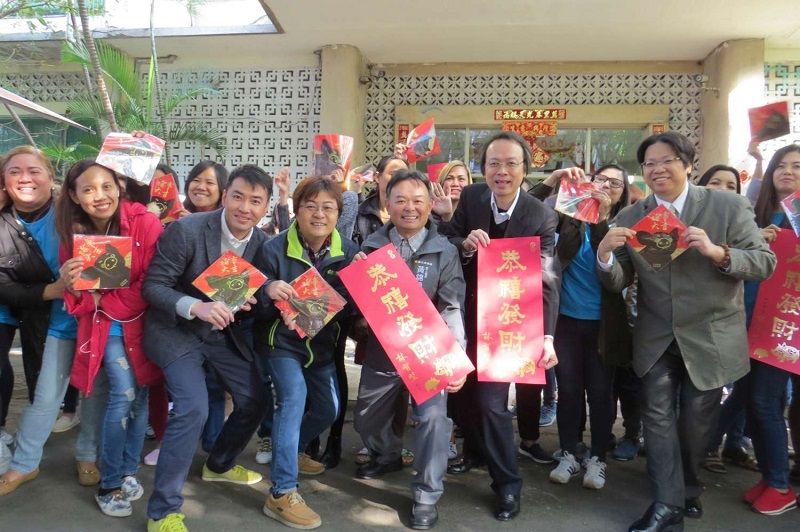 歲末關懷移工宿舍生活 竹市府訪視致贈春聯圓滿紅包 歲末關懷移工宿舍生活 竹市府訪視致贈春聯圓滿紅包圖片 - 新南向政策