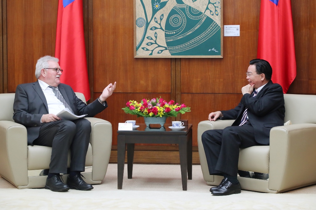 New Southbound Policy。MOFA Minister Jaushieh Joseph Wu (right) discusses bilateral ties with MEP Werner Langen, chairman of the EP-Taiwan Friendship Group, Feb. 18 in Taipei City. (MOFA)