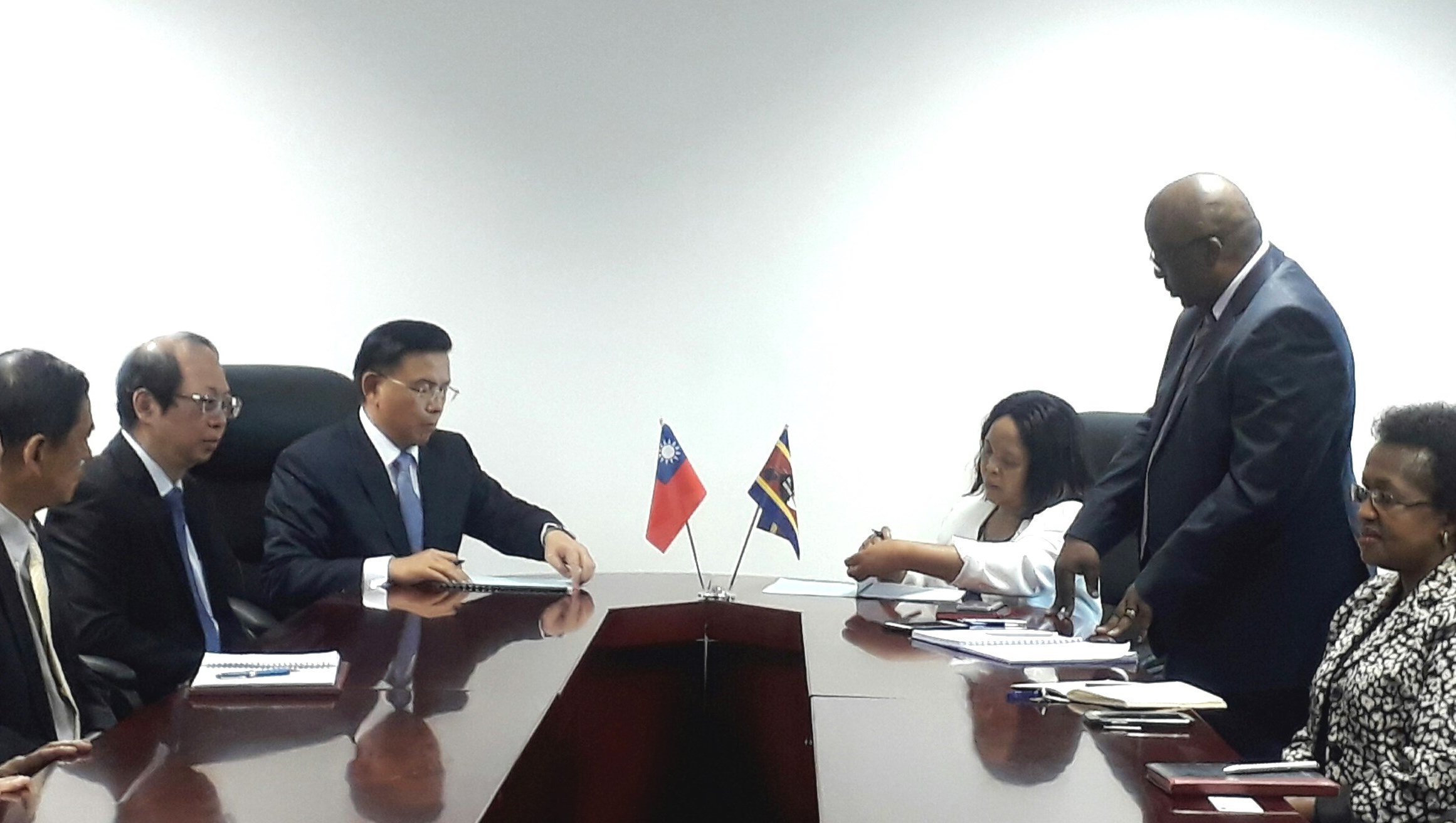 New Southbound Policy。ROC (Taiwan) Ambassador Jeremy H. S. Liang (left) and Eswatini Minister of Health Lizzy Nkosi sign the MOU on health care improvement March 13 in Mbabane. (MOFA)