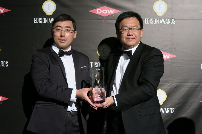New Southbound Policy。ระบบความปลอดภัยบนท้องถนนอัจฉริยะของ ITRI คว้าเหรียญเงินจาก Edison Awards ของสหรัฐฯ มาครองได้สำเร็จ นายเจี่ยงชุนเจี๋ย (ขวา) หัวหน้ากลุ่มระบบควบคุมและวิเคราะห์พฤติกรรมการขับขี่ สถาบันวิศวกรรมสารสนเทศและการสื่อสาร และนายเจิ้งอันไค่ (ซ้าย) รองหัวหน้าฯ เป็นตัวแทนเดินทางไปรับรางวัล
สำนักข่าว CNA วันที่ 5 เม.ย. 62