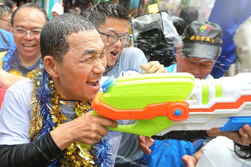 新北市潑水節熱鬧登場 侯友宜接受民眾潑水祝福 新北市潑水節熱鬧登場 侯友宜接受民眾潑水祝福圖片 - 新南向政策