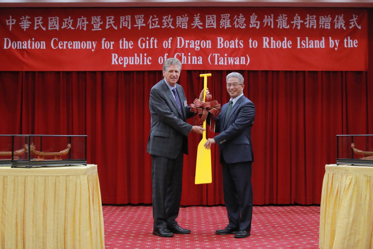 New Southbound Policy。MOFA Deputy Minister Hsu Szu-chien (right) presents a paddle to Rhode Island Lt. Gov. Daniel McKee signifying the donation of six dragon boats to the U.S. state April 17 in Taipei City. (MOFA)