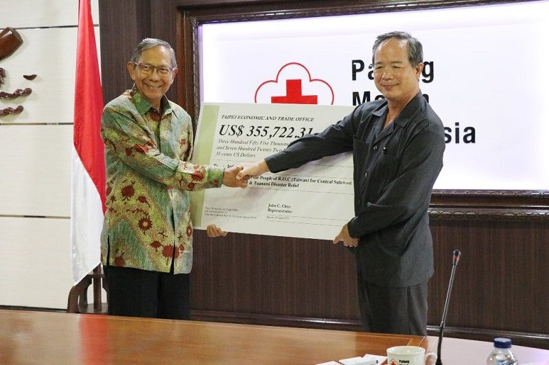 Pemerintah Taiwan memberikan bantuan donasi kepada Palang Merah Indonesia untuk korban bencana alam di Sulawesi Tengah, Indonesia Pemerintah Taiwan memberikan bantuan donasi kepada Palang Merah Indonesia untuk korban bencana alam di Sulawesi Tengah, Indonesia Photos - New Southbound Policy