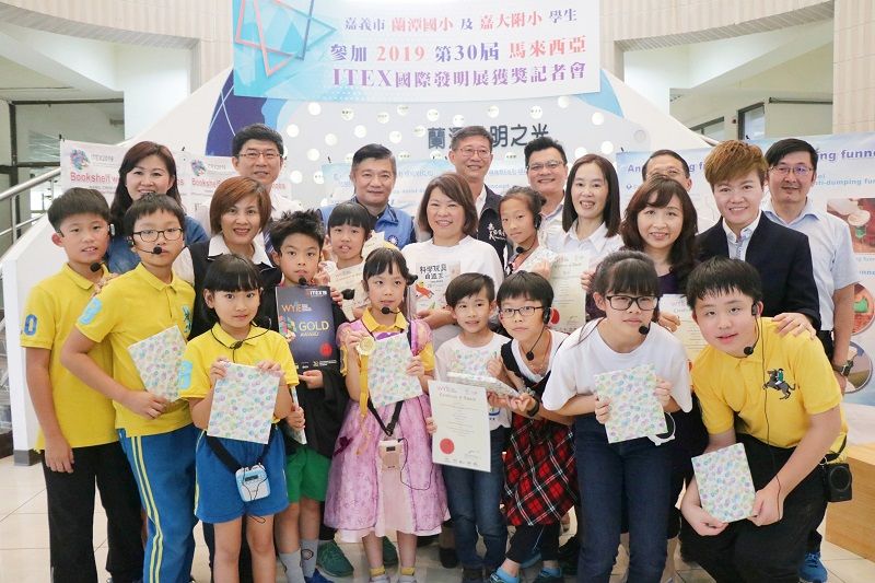 嘉市蘭潭國小及嘉大附小參加馬來西亞ITEX國際發明展獲獎 市長黃敏惠讚許學子創意,力推創造力教育 嘉市蘭潭國小及嘉大附小參加馬來西亞ITEX國際發明展獲獎 市長黃敏惠讚許學子創意,力推創造力教育圖片 - 新南向政策