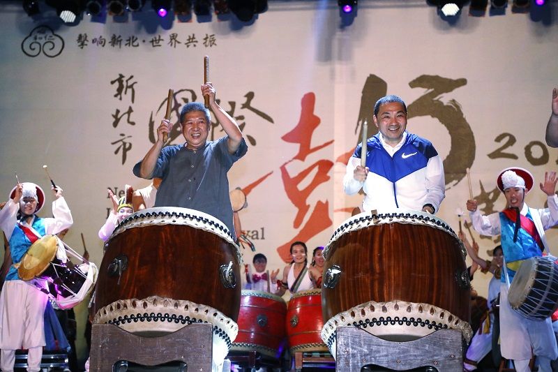 新北國際鼓藝節登場 侯友宜與7國21支鼓藝隊擊鼓開幕 新北國際鼓藝節登場 侯友宜與7國21支鼓藝隊擊鼓開幕圖片 - 新南向政策
