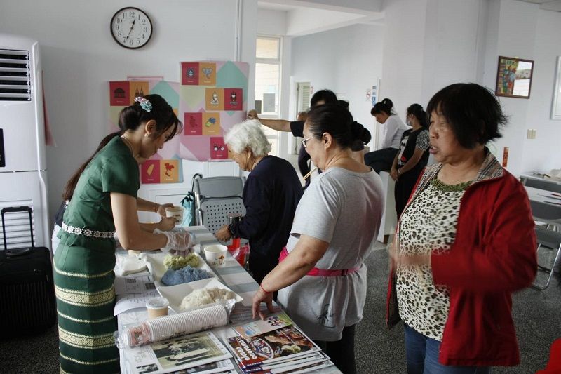 「異國小棧」行動車前進貢寮區展示泰國文物及小吃 一解新住民思鄉之情 「異國小棧」行動車前進貢寮區展示泰國文物及小吃 一解新住民思鄉之情圖片 - 新南向政策