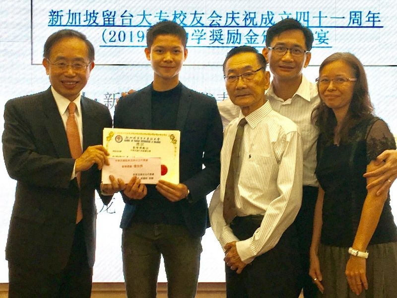 新加坡留台大專校友會舉辦慶祝成立41週年會慶暨頒發勤學獎勵金晚會 新加坡留台大專校友會舉辦慶祝成立41週年會慶暨頒發勤學獎勵金晚會圖片 - 新南向政策