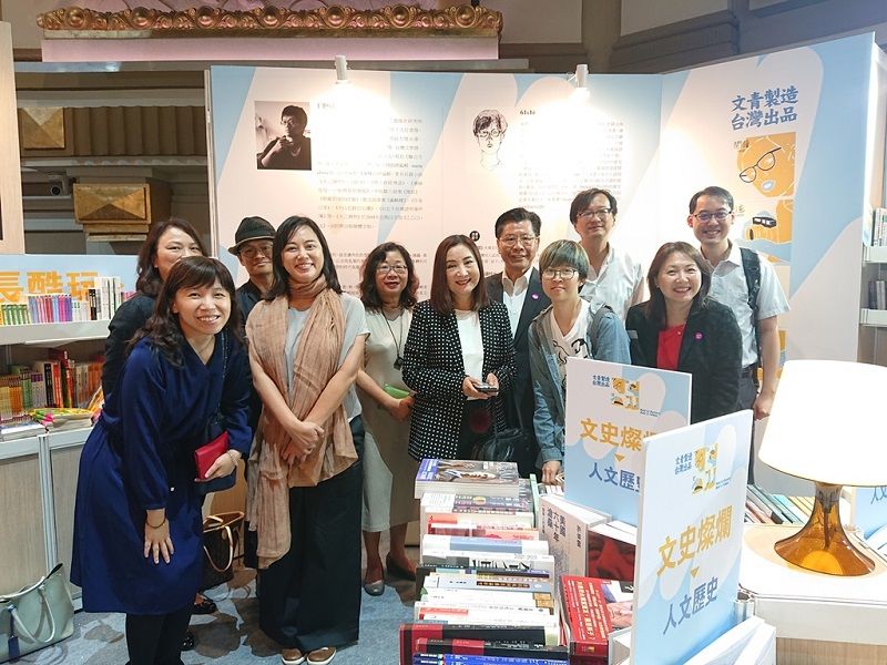 新加坡書展「臺灣館」吸引新加坡讀者駐足 新加坡書展「臺灣館」吸引新加坡讀者駐足圖片 - 新南向政策