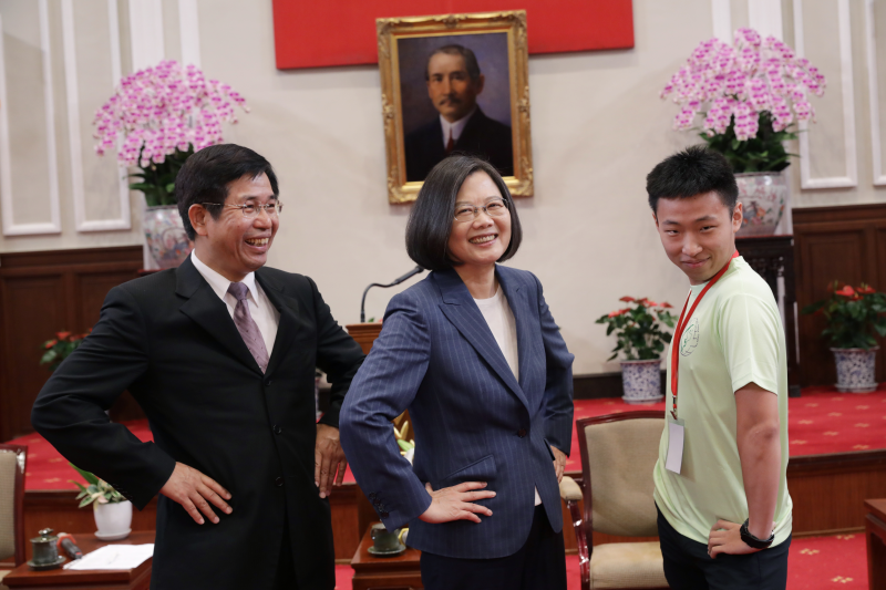 上百隊青年海外志工 飛往25個國家服務 小英總統行前授旗勉勵 上百隊青年海外志工 飛往25個國家服務 小英總統行前授旗勉勵圖片 - 新南向政策