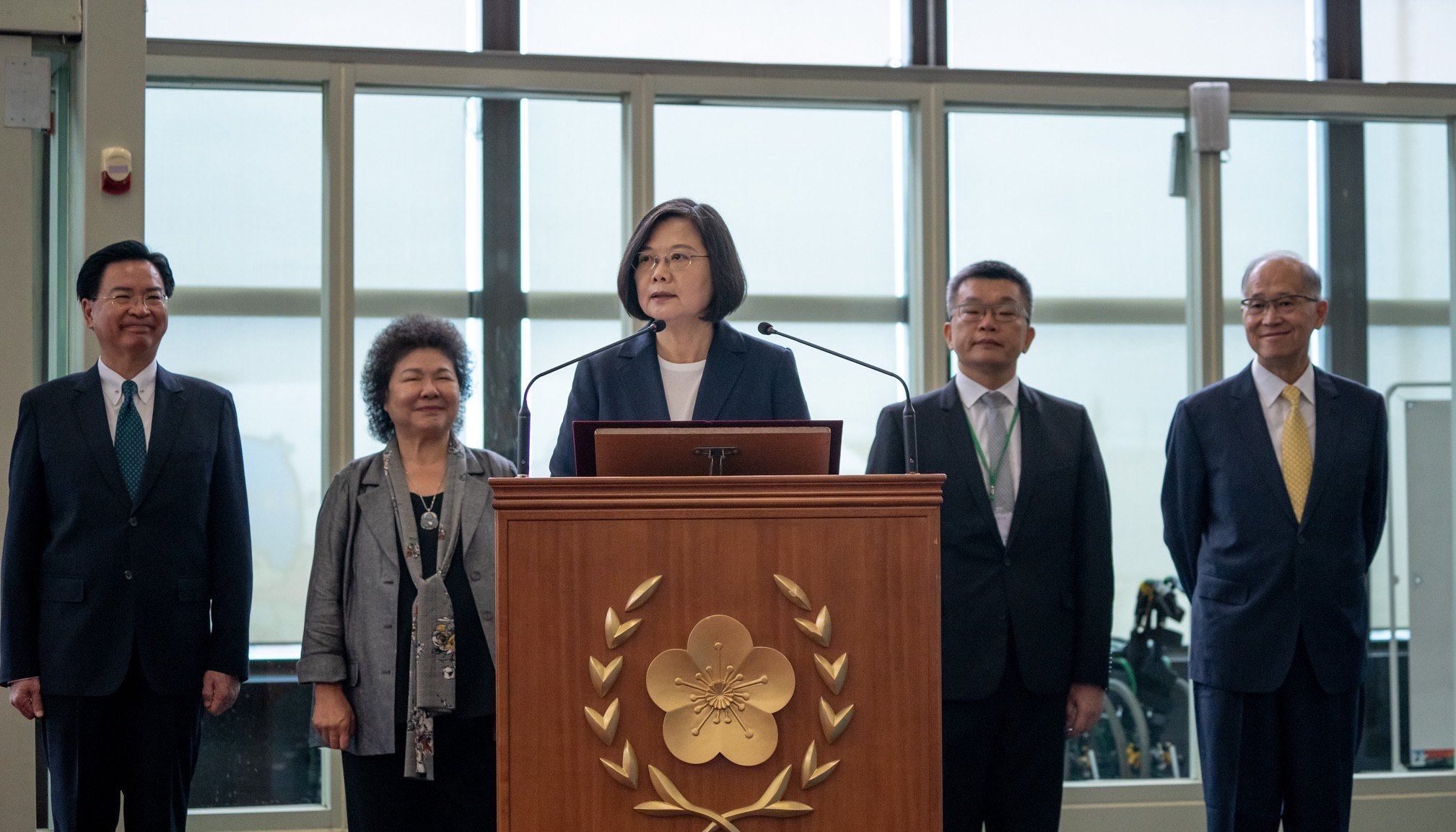 New Southbound Policy。President Tsai Ing-wen addresses the media as Minister of Foreign Affairs Jaushieh Joseph Wu (left) and other officials look on July 11 at Taiwan Taoyuan International Airport. (Courtesy of Presidential Office)